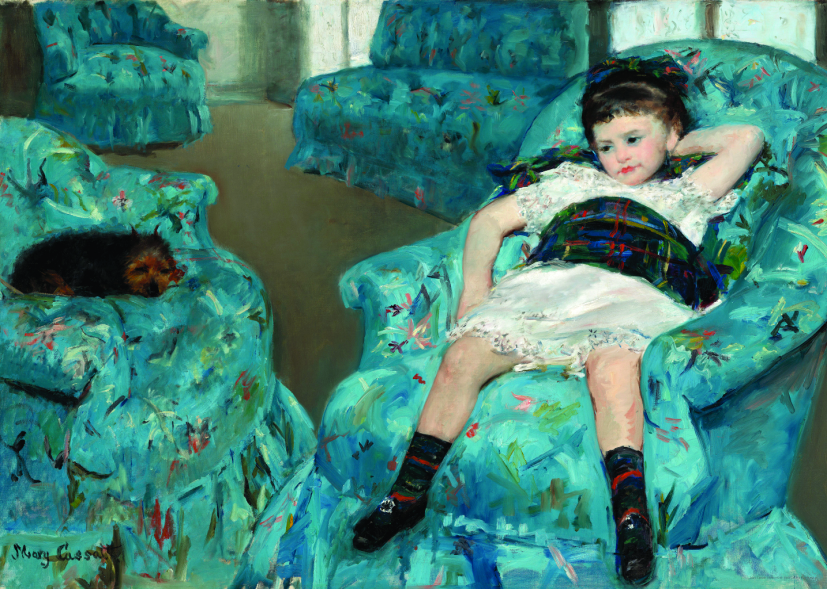 Klein meisje in een blauwe fauteuil