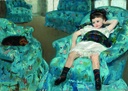 Klein meisje in een blauwe fauteuil