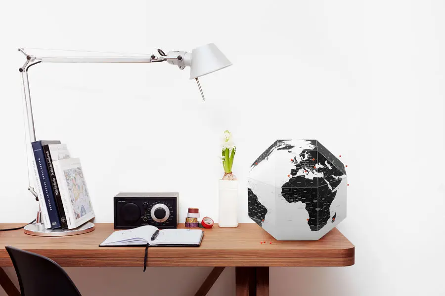 DEARWORLD_GLOBE_ambientata_01_900x.webp