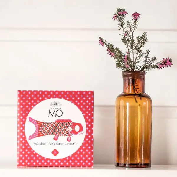 koinobori-madame-mo-coton-bio-akai-taille-mini (3).webp