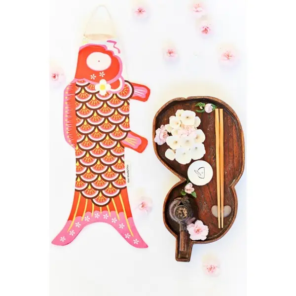 koinobori-madame-mo-coton-bio-akai-taille-mini (1).webp