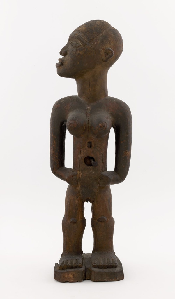 Krachtbeeld van staande vrouwelijke figuur met afgewend hoofd
