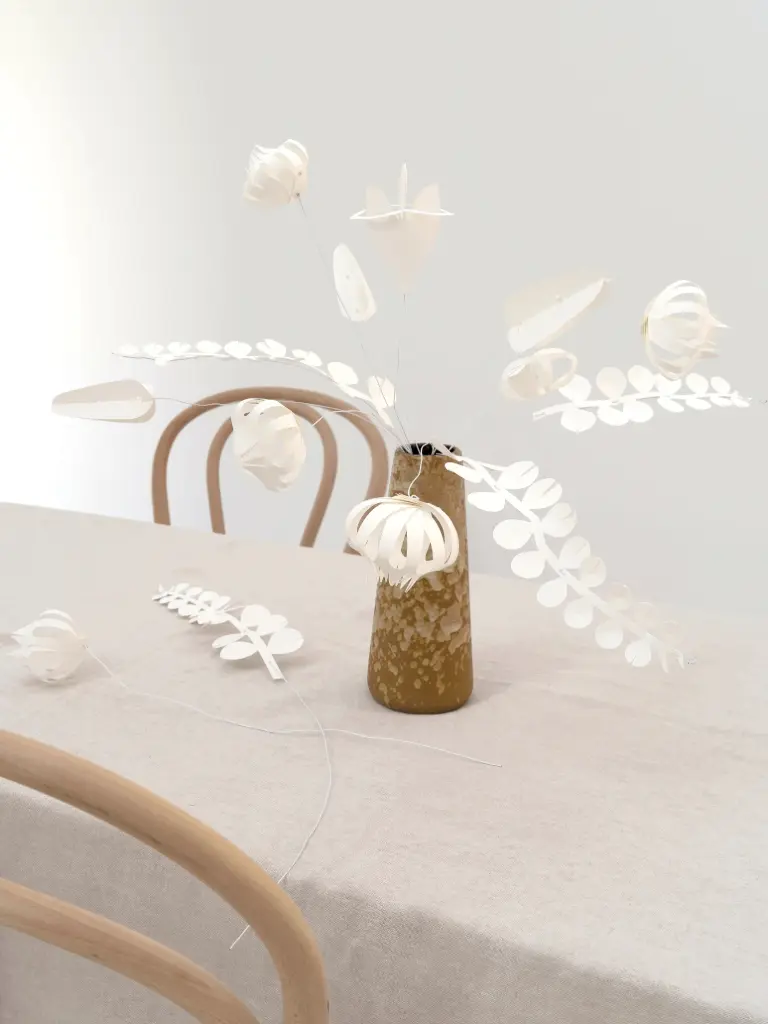 Witte papierenbloemen