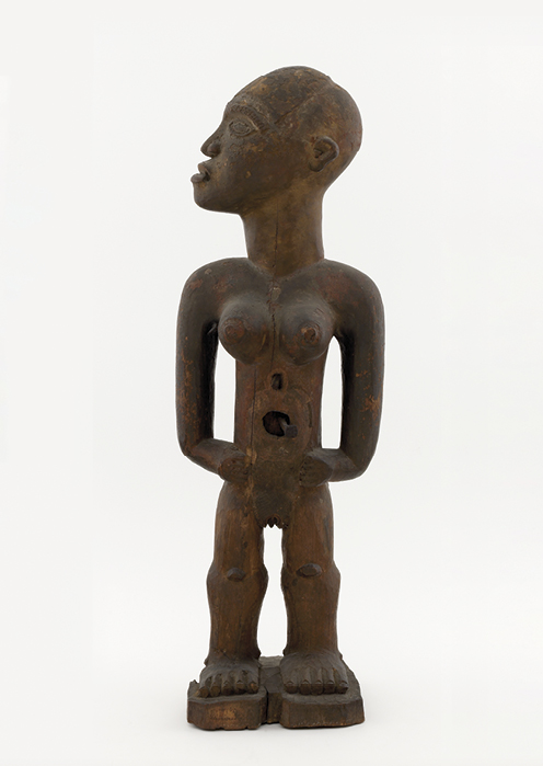 Krachtbeeld van staande vrouwelijke figuur met afgewend hoofd