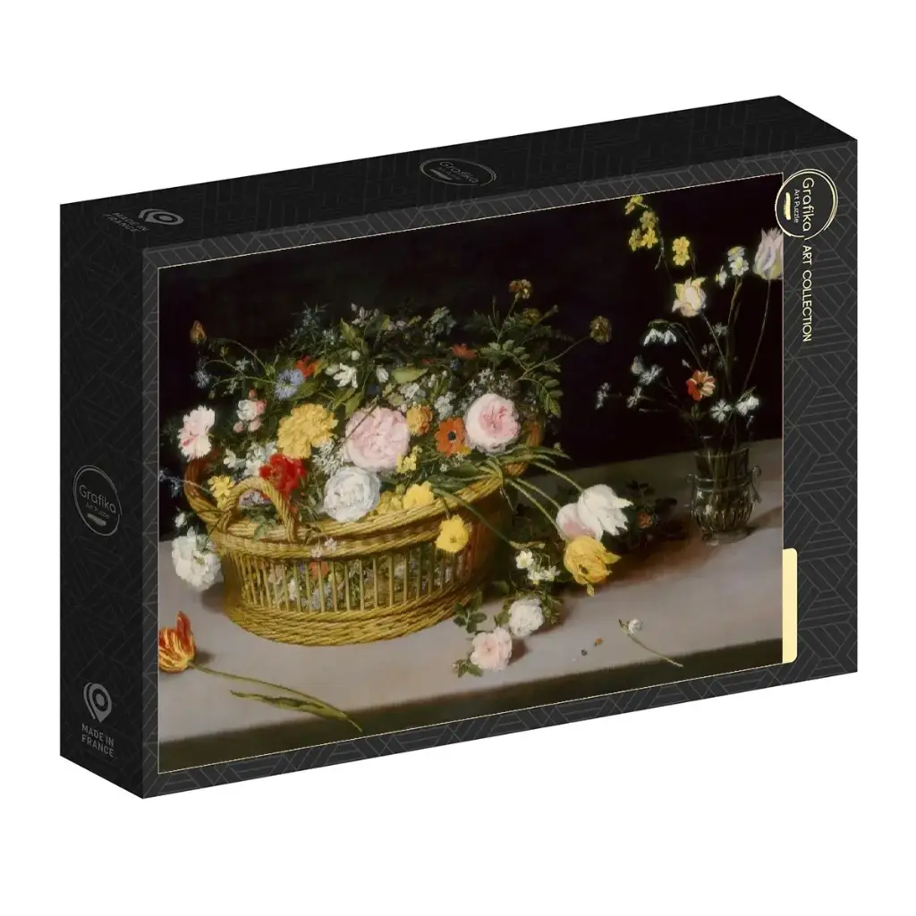 Bloemen in een mand en een vaas