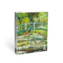 Brug over een vijver met waterlelies