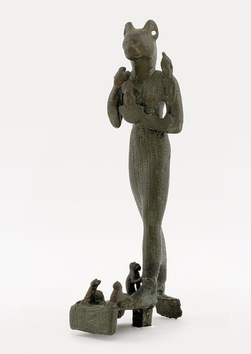 Bastet met jonge katjes