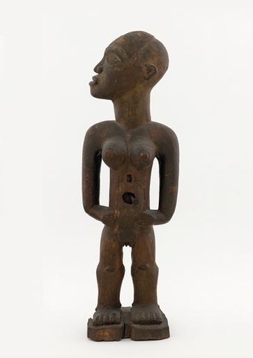 Krachtbeeld van staande vrouwelijke figuur met afgewend hoofd