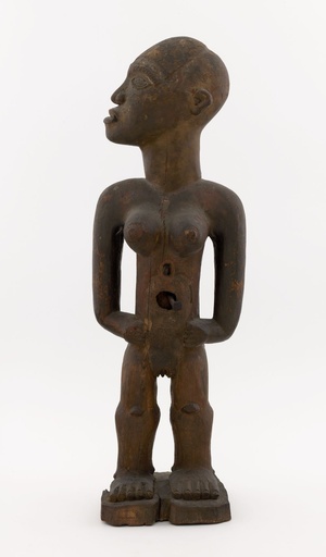 Krachtbeeld van staande vrouwelijke figuur met afgewend hoofd