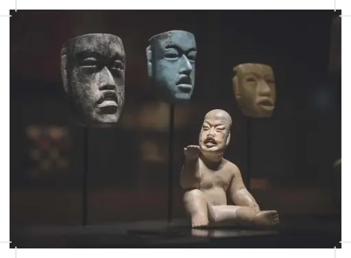 Zittende figuur en maskers